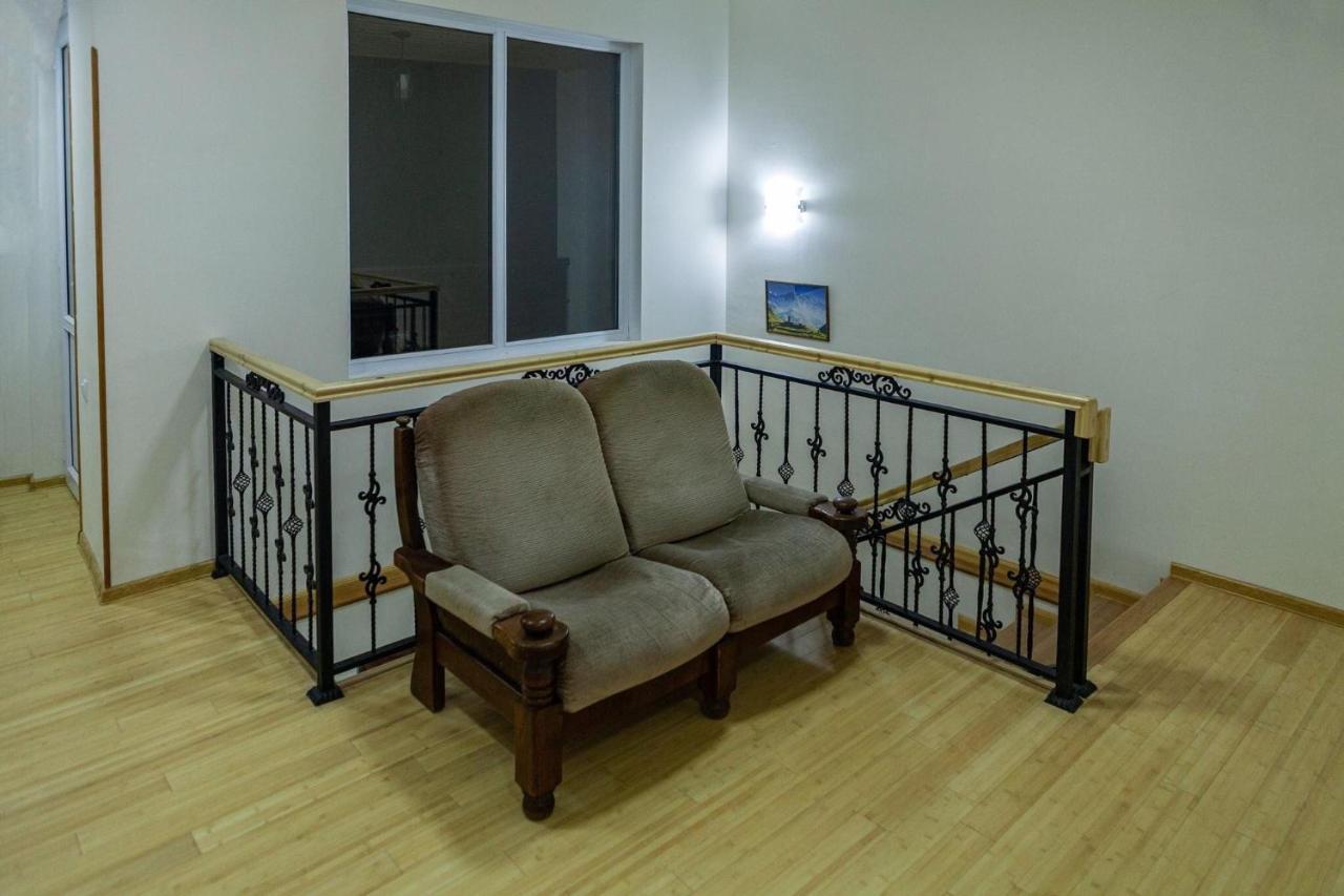 Twins Hotel Тбілісі Екстер'єр фото