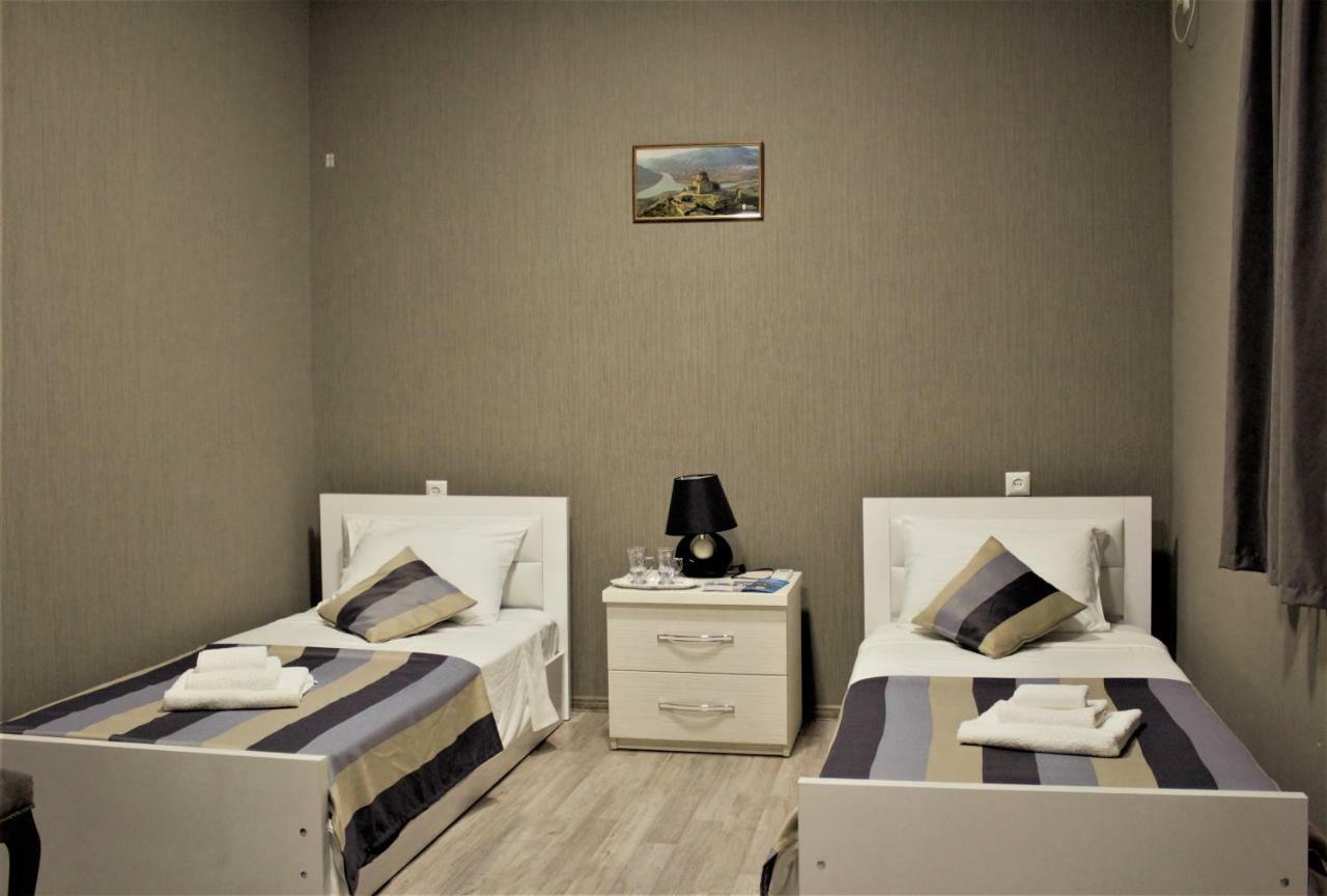 Twins Hotel Тбілісі Екстер'єр фото