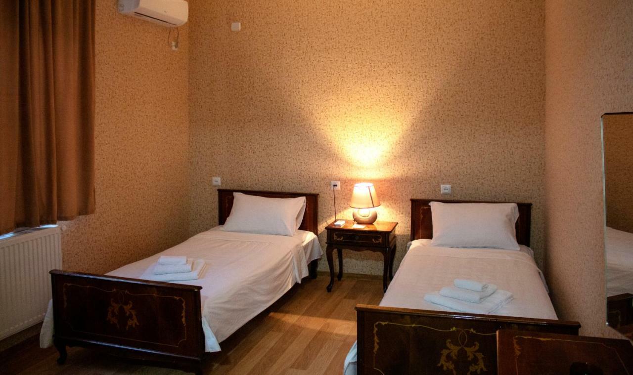 Twins Hotel Тбілісі Екстер'єр фото
